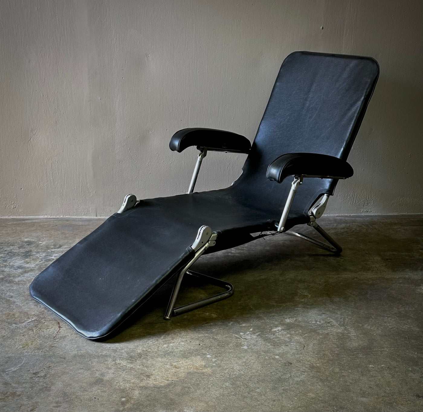 METAL LOUNGER