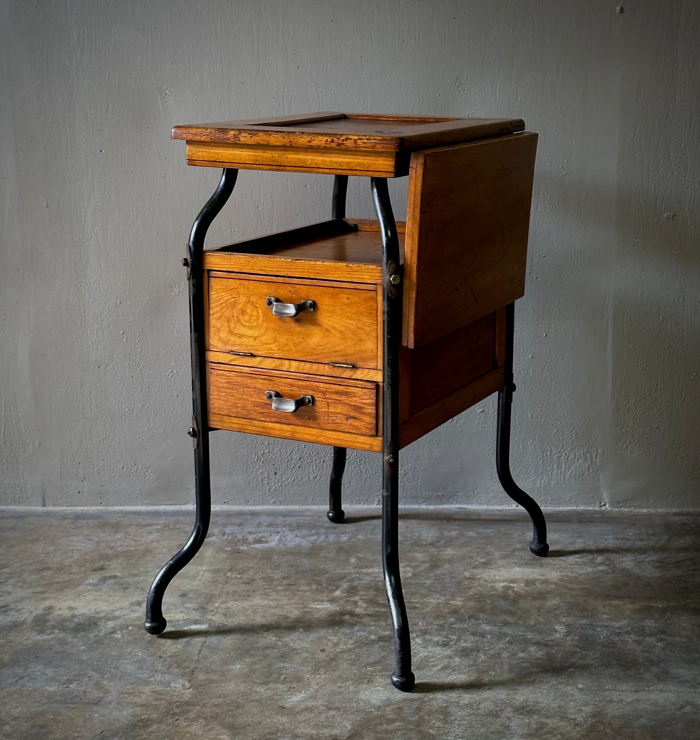 TABLE WITH DRAWERS