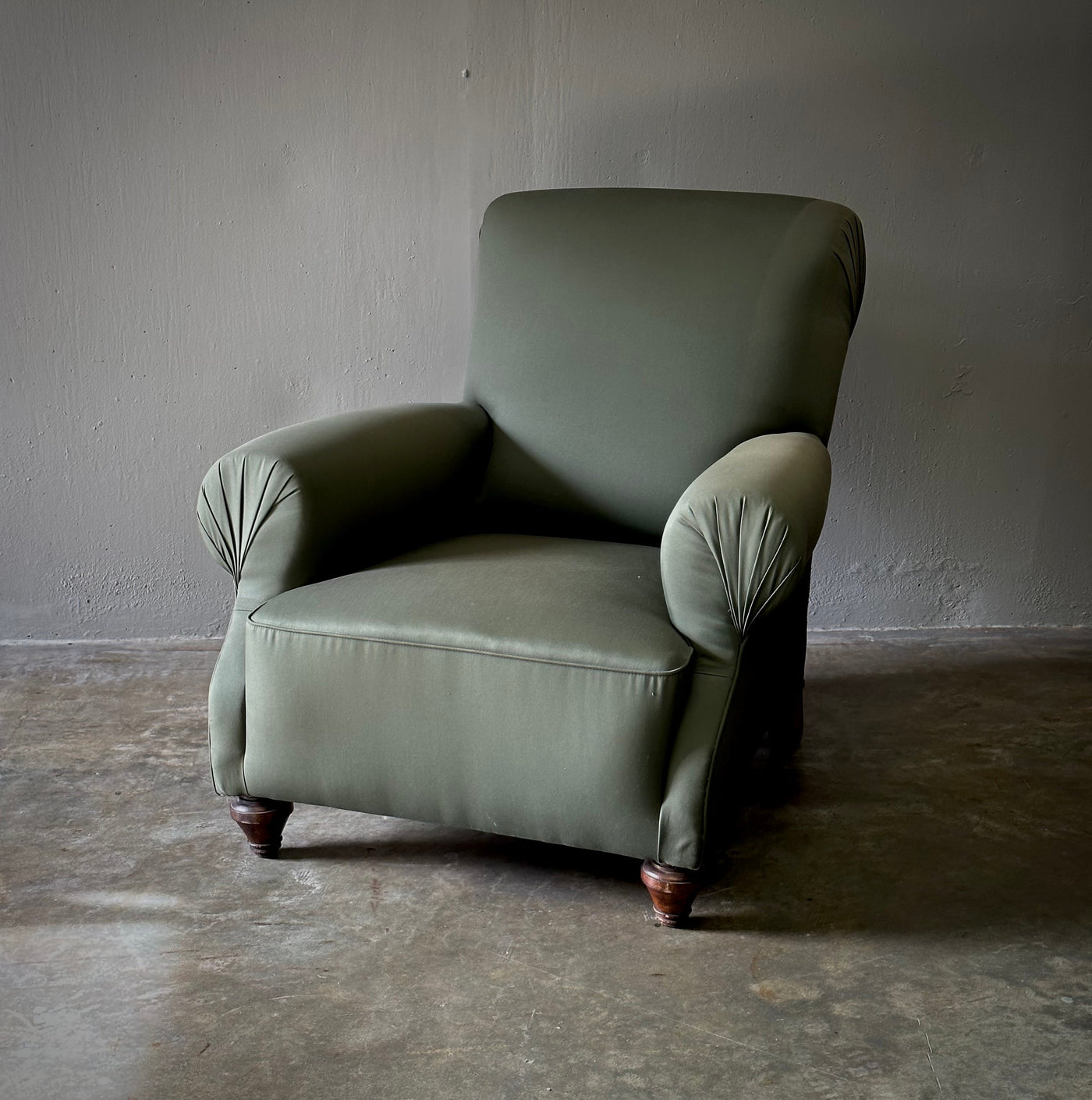 UPHOLSTERED CLUB CHAIR