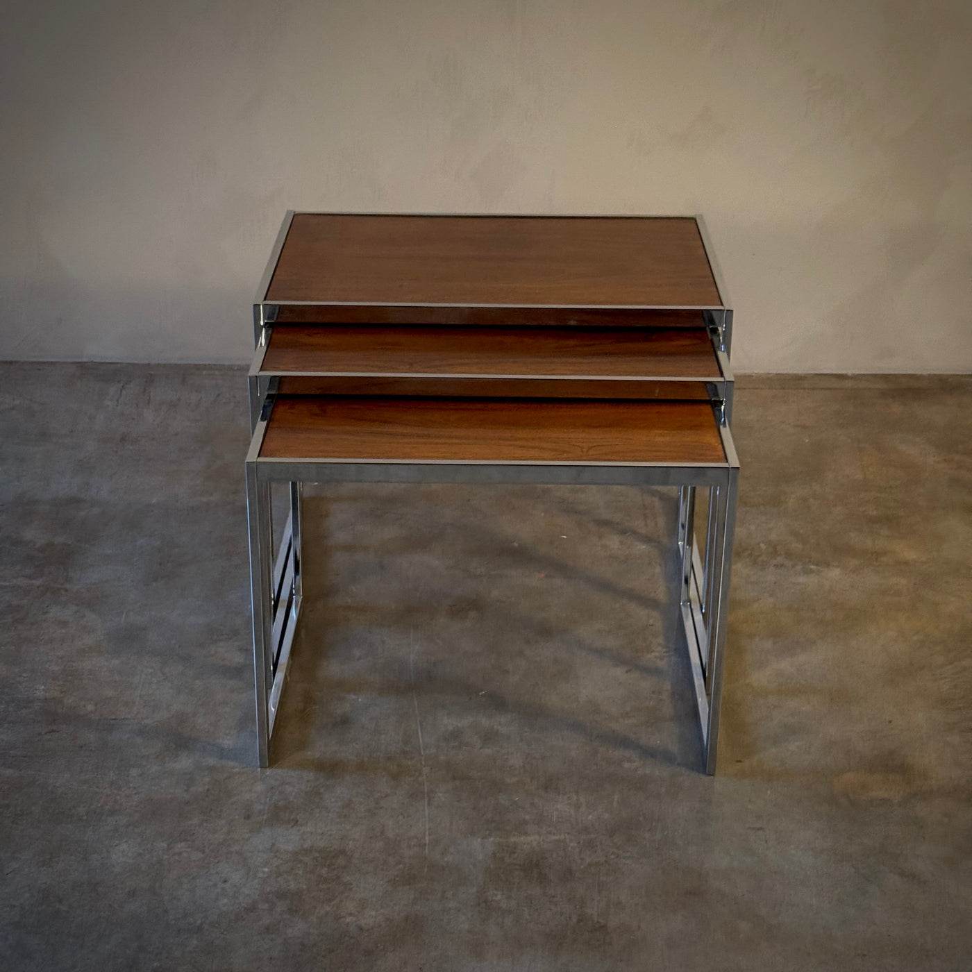 NESTING TABLES